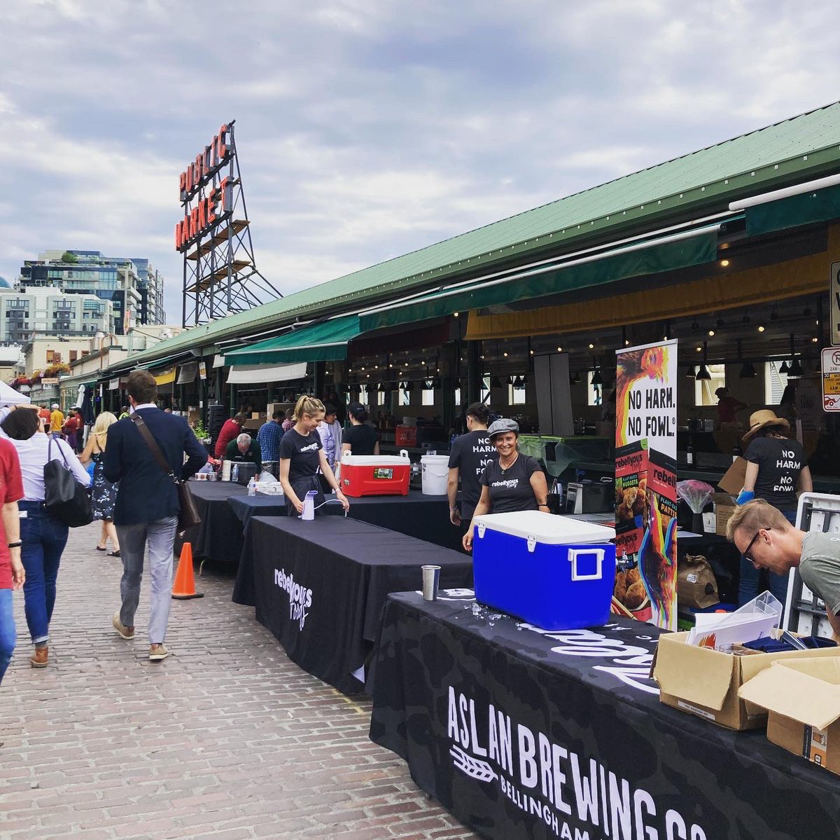 MktFoundation's tweet photo. Vendors from near and far are rolling in...
This Sunset Supper is sure to be the biggest yet! Thanks to our incredible vendors who are banding together to bring you an incredible evening for a great cause!🥳🥳
#sunsetsupper #pikeplacemarketfoundation https://t.co/PVgA8OjUN5