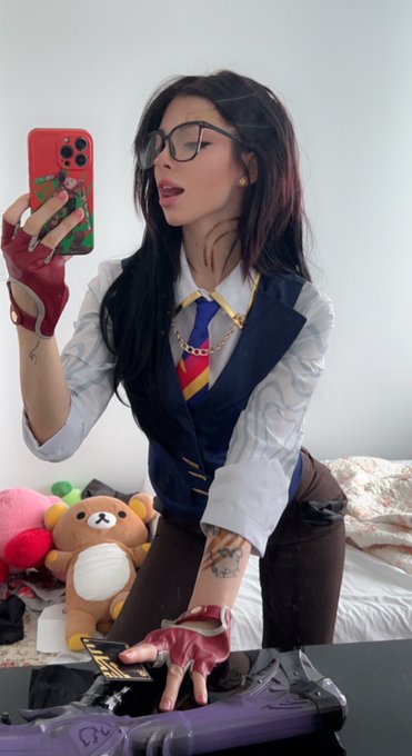 chamber from valorant but make it fem https://t.co/JdkT97HK2P