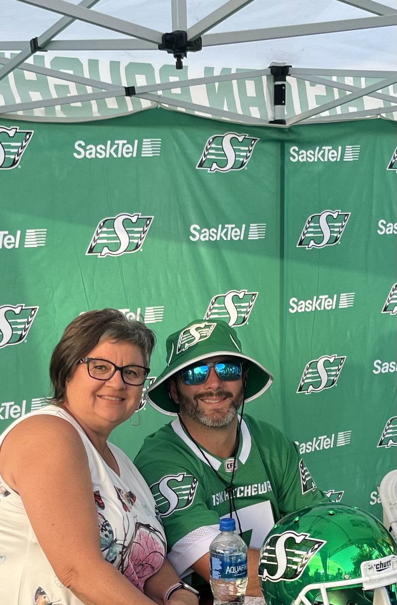 HardingMarie's tweet image. #Riderspridelive  so excited to meet my idol.