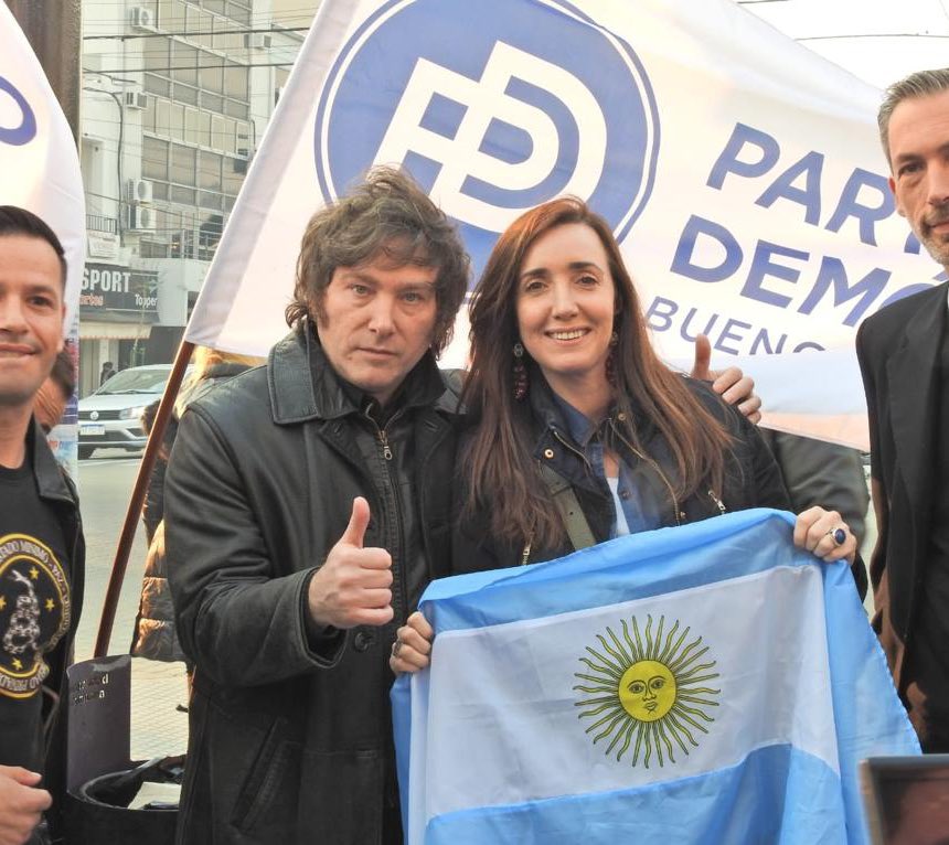 LaDerecharg's tweet photo. Esta es la dupla que va a hacer Argentina grande otra vez 🇦🇷 @JMilei @VickyVillarruel https://t.co/0Wxd2QipFT