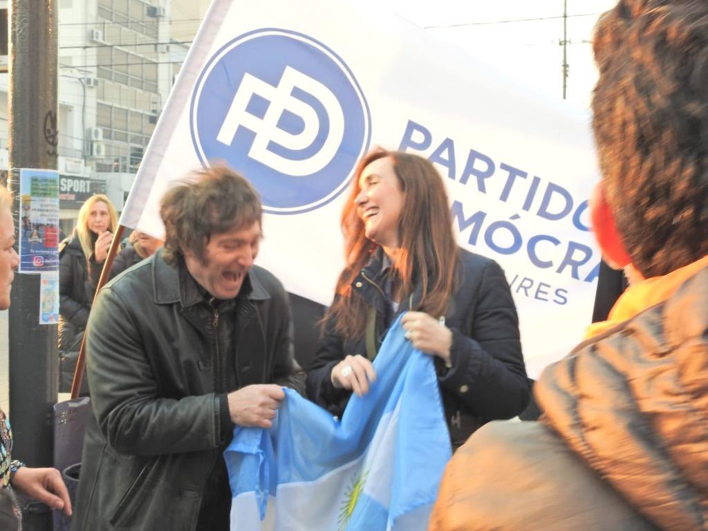 LaDerecharg's tweet photo. Esta es la dupla que va a hacer Argentina grande otra vez 🇦🇷 @JMilei @VickyVillarruel https://t.co/0Wxd2QipFT