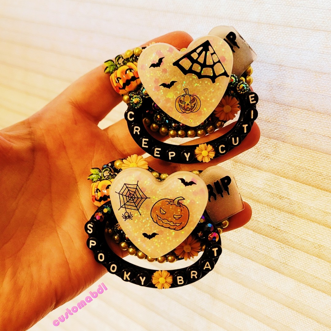 customabdl's tweet photo. Spooky season is upon us 👻🦇 Shop ABDL pacifiers, onesies, bottles, paddles, rope, bondage gear via https://t.co/08GK5vYqDa ♥️ #adultpacifier #ddlg #abdl #ageplay #ravers https://t.co/Dh6eTrZhxg