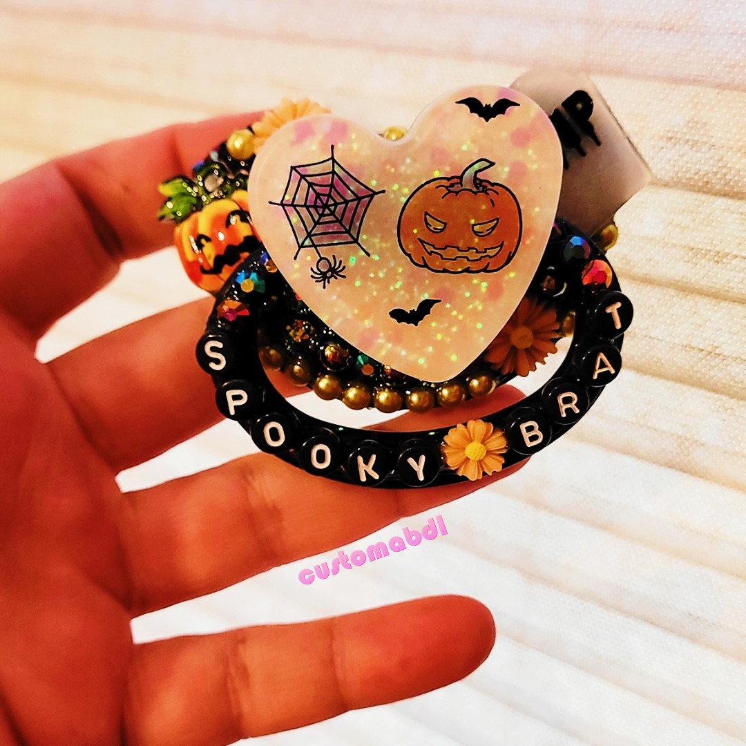 customabdl's tweet photo. Spooky season is upon us 👻🦇 Shop ABDL pacifiers, onesies, bottles, paddles, rope, bondage gear via https://t.co/08GK5vYqDa ♥️ #adultpacifier #ddlg #abdl #ageplay #ravers https://t.co/Dh6eTrZhxg