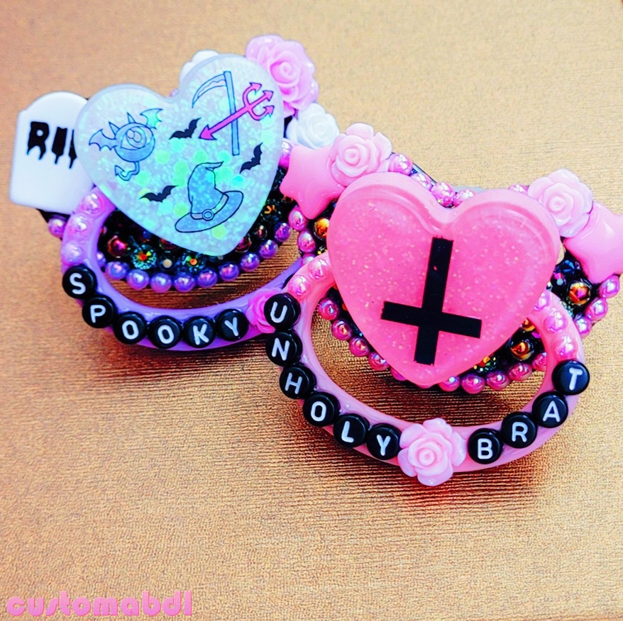 customabdl's tweet photo. Spooky season is upon us 👻🦇 Shop ABDL pacifiers, onesies, bottles, paddles, rope, bondage gear via https://t.co/08GK5vYqDa ♥️ #adultpacifier #ddlg #abdl #ageplay #ravers https://t.co/9HYgwfNh3y