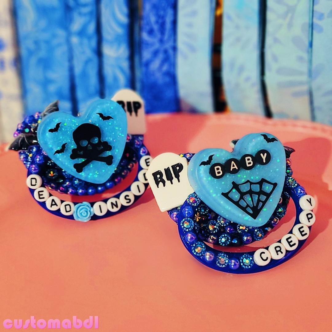 customabdl's tweet photo. Spooky season is upon us 👻🦇 Shop ABDL pacifiers, onesies, bottles, paddles, rope, bondage gear via https://t.co/08GK5vYqDa ♥️ #adultpacifier #ddlg #abdl #ageplay #ravers #ddlb #mdlb https://t.co/xIJSCuRJ1H