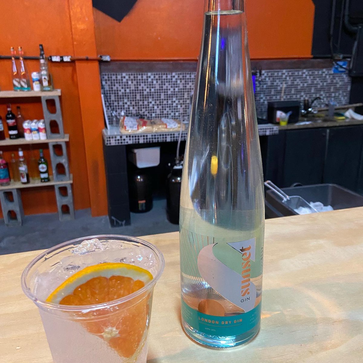 gustavofruet's tweet photo. E o privilégio de participar do evento na Sunset Gin. Turma empreendedora, criativa, belo design e produção c/zimbro, eucalipto, hortelã e erva-mate. Entre sócios, Marlon Moura, irmão do Marcus.
#sunsetgin #gin #zimbro #ervamate🌱 #hortelã #eucalipto #empreendedorismo #engenharia https://t.co/KGJuJQ1PLS