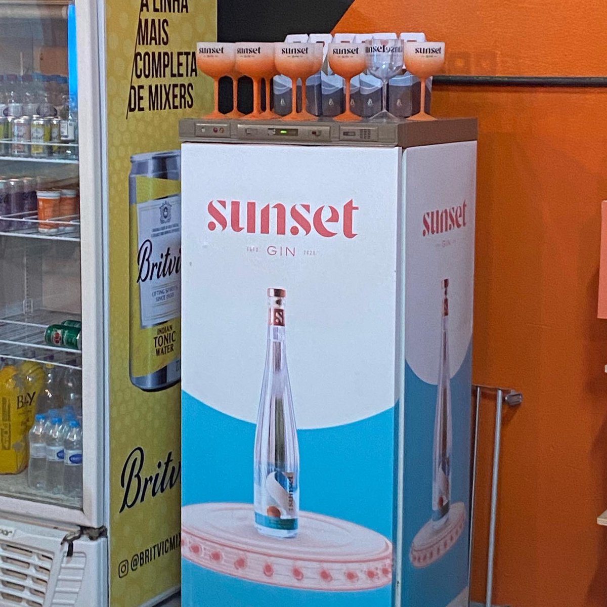 gustavofruet's tweet photo. E o privilégio de participar do evento na Sunset Gin. Turma empreendedora, criativa, belo design e produção c/zimbro, eucalipto, hortelã e erva-mate. Entre sócios, Marlon Moura, irmão do Marcus.
#sunsetgin #gin #zimbro #ervamate🌱 #hortelã #eucalipto #empreendedorismo #engenharia https://t.co/KGJuJQ1PLS