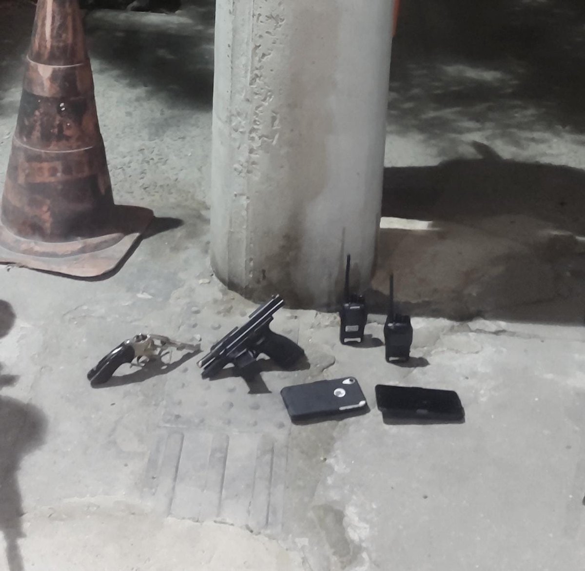 Três criminosos armados ficam feridos após confronto com policiais do #20BPM no acesso à Comunidade do Engenho Pequeno, em #NovaIguaçu. Um quarto criminoso também foi preso. Pistola, revólver e rádios transmissores foram apreendidos.