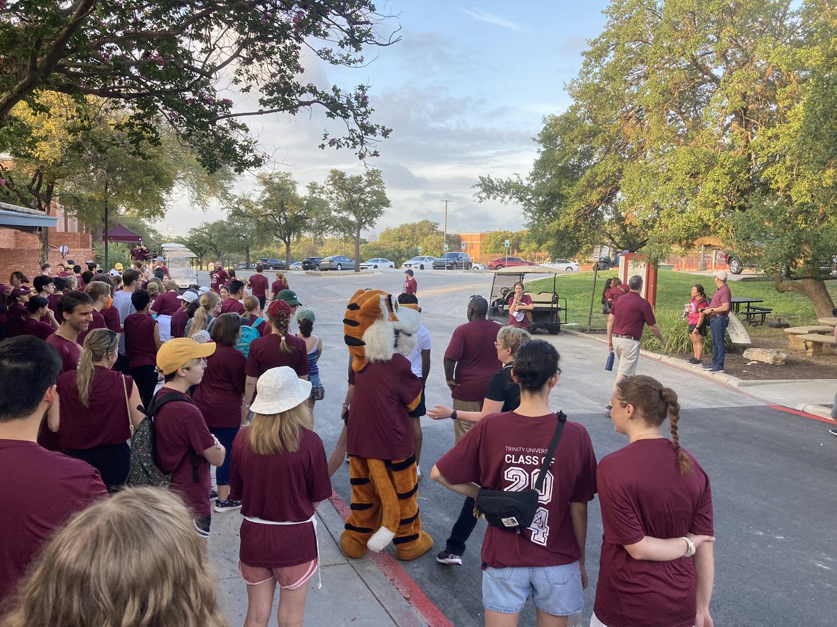 angelabreiden's tweet photo. Loved being a part of moving in our first year students @Trinity_U today - phenomenal reminder of what it is all about - students! Families! And a community coming together to welcome them - peers, staff, faculty, @TrinityUAlumni & more. Incl @TrinityU_EdDept! #TigerPride https://t.co/zpAJY8WgcU