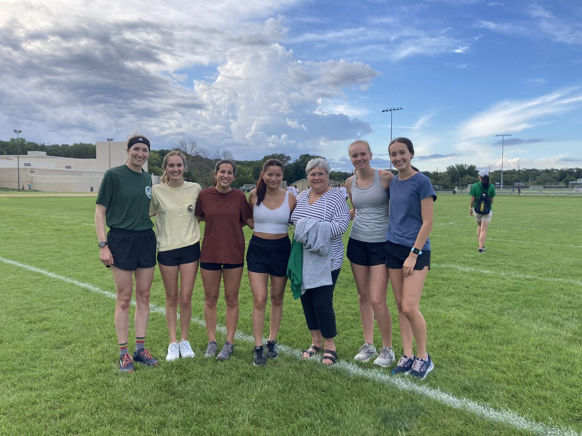 hatleli's tweet image. Rosemount alumni Liz Evenocheck (‘15), Sydney Regalado (‘18), Tess Grunklee (‘18), Dani Follett-Dion (‘18), Mary Eigner (started the girls CC program at RHS), Avery Leppones (‘21), and Rachel Olinger (‘22)