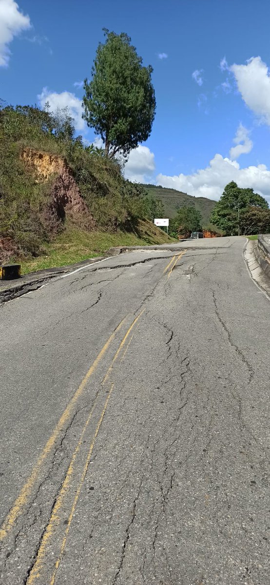 Wy2k48's tweet photo. @InviasOficial van a dejar una población incomunicada de no hacer nada, vía San Gil @MogotesAlcaldia sector la peña https://t.co/Sej8Vpol9y