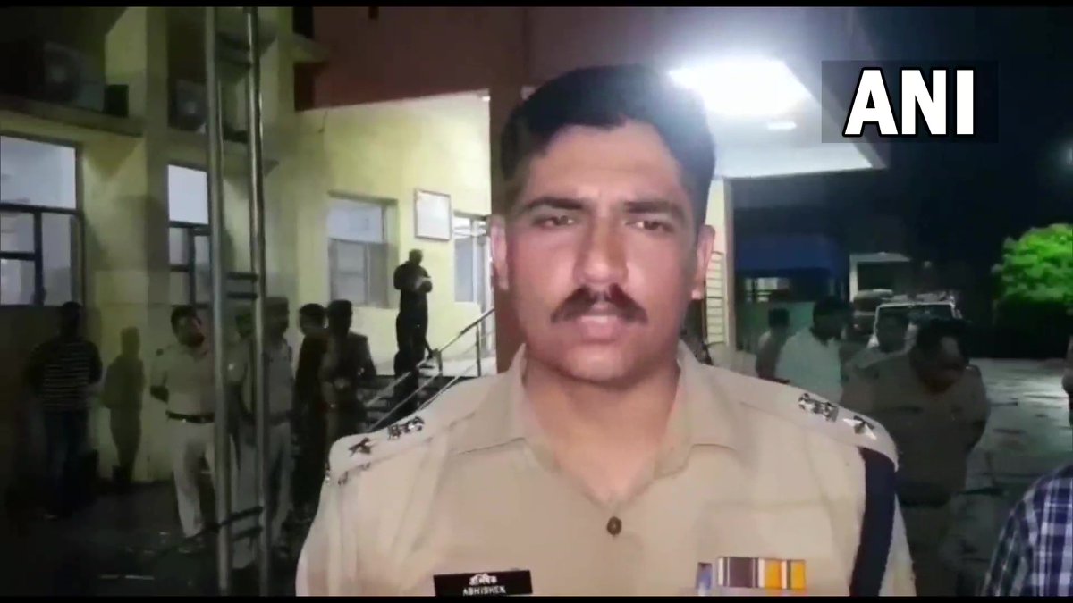 ANINewsUP's tweet photo. Uttar Pradesh | During Mangla Arti at Banke Bihari in Mathura, one devotee fainted at exit gate of temple due to which movement of devotees was restricted. As their was huge crowd, many inside the premises were suffocated due to humidity. 2 people lost their lives: SSP, Mathura https://t.co/UCy1hzVIeI