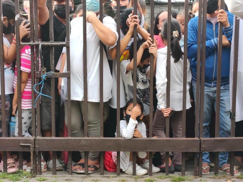 rrjjjyyyy's tweet photo. DSWD never thought of the chaos in having only one queuing area for every province. Secretary Erwin Tulfo should learn a thing or two from the previous cash aid assistance programs of the government. https://t.co/45wc1xjyjr
