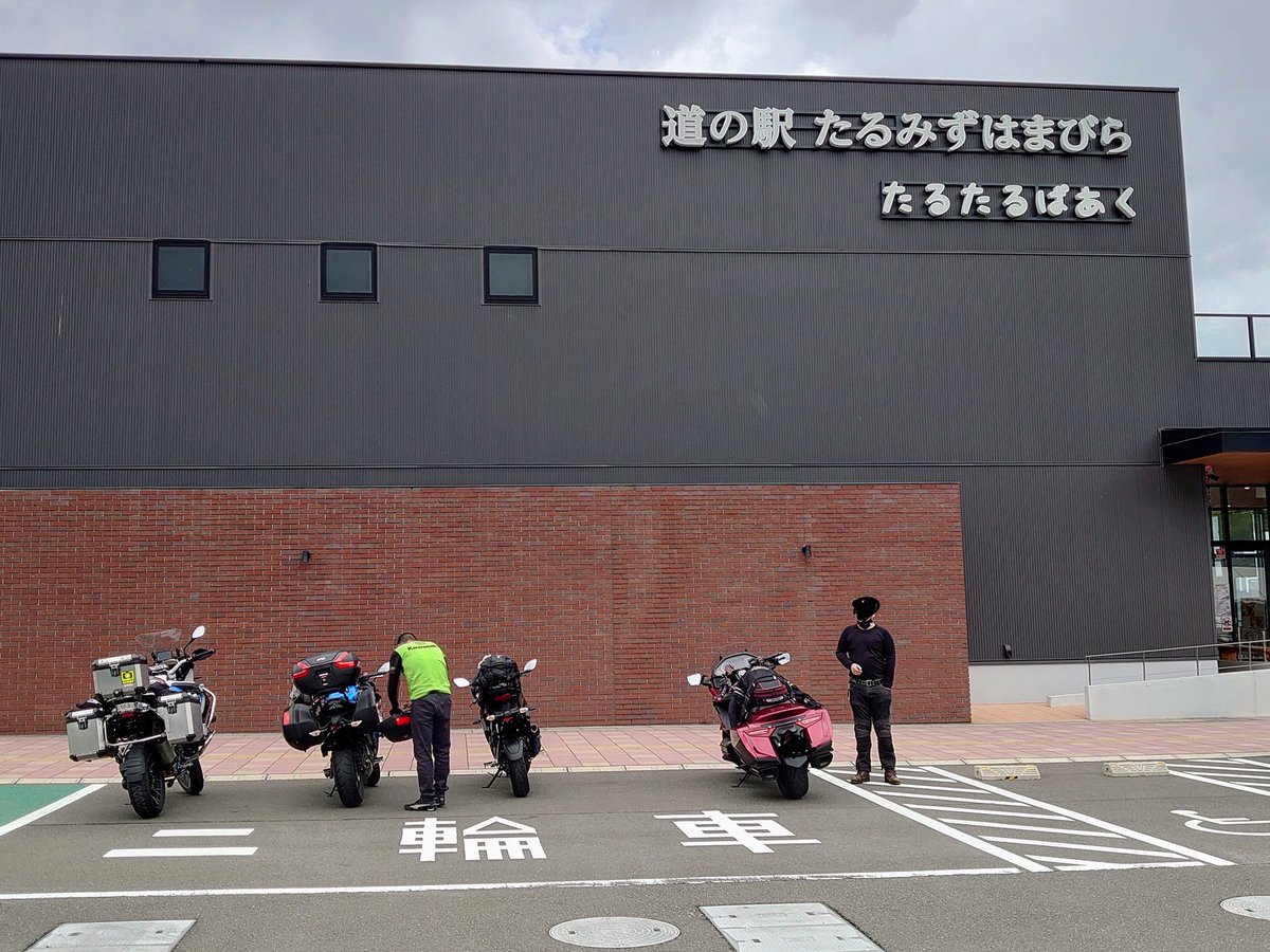 kiyo_GS's tweet photo. ２日目
ホテル→佐多岬→志布志港

朝から雨☔
昼前には止んで走りやすい🏍

因みに久々の地元帰ってきた。（通っただけ）
垂水の警察署が新しくなっててびっくり!

道の駅はまびらで昼食🍚
桜島が見えなかった😢

この後フェリーの時間ギリギリのため佐多岬は断念😭
志布志港直行🚢 https://t.co/RcSYyC0Ufx