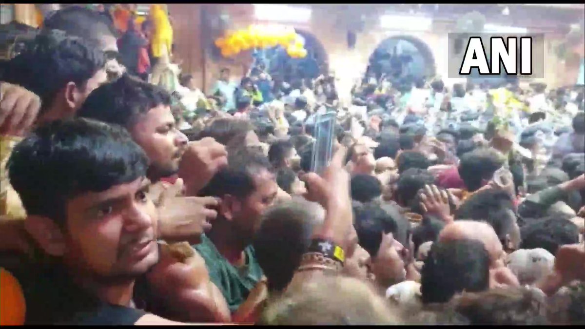 ANINewsUP's tweet photo. Uttar Pradesh | During Mangla Arti at Banke Bihari in Mathura, one devotee fainted at exit gate of temple due to which movement of devotees was restricted. As their was huge crowd, many inside the premises were suffocated due to humidity. 2 people lost their lives: SSP, Mathura https://t.co/UCy1hzVIeI