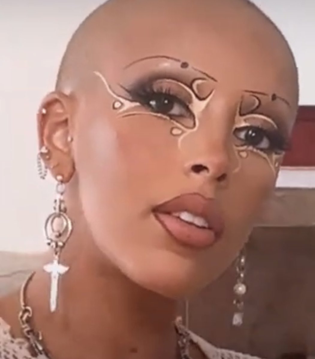 PopCrave's tweet photo. Doja Cat looks incredible in new makeup look done on Instagram Live. https://t.co/DRbaUGOYiS