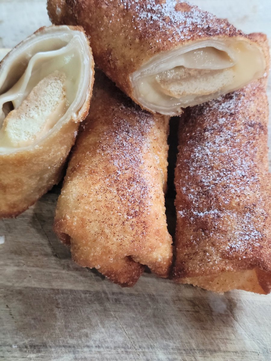 Cipher4986's tweet image. Omg what a delicious stream! Tiramisu eggrolls and Italian meatloaf stuffed with Mac and cheese!

Twitch.tv/cheftommy4986