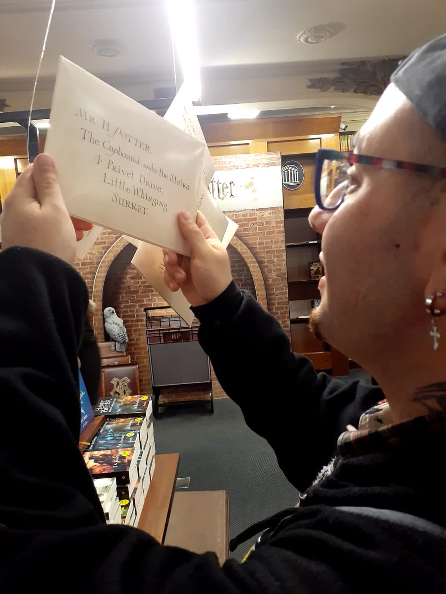 lectoruniversos's tweet photo. Por fin me llegó mí #carta del #colegio #Hogwarts de #Magia y #Hechiceria te adoro #JKRowling @jk_rowling https://t.co/tsAZenmWqe