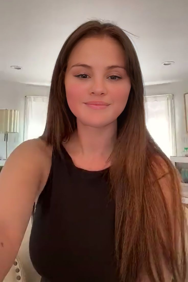 time to enjoy Selena Gomez without makeup