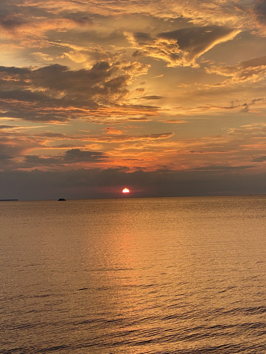 LakeMichigan13's tweet image. How could you not support policies that protect 21% of the earth’s surface freshwater?
#GreatLakes
