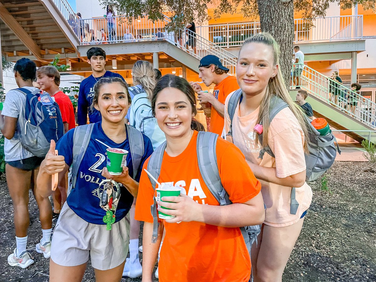 UTSA's tweet photo. And that's a wrap on Roadrunner Welcome! Thank you for joining us tonight 🥰 See you tomorrow at Late Night at the Rec!

#UTSA #UTSA26 #UTSA25 #UTSA24 #UTSARRDays #UTSAFall22 @UTSASOSA @UTSAStudents @UTSAStuAct https://t.co/Sjz1i9nxkX
