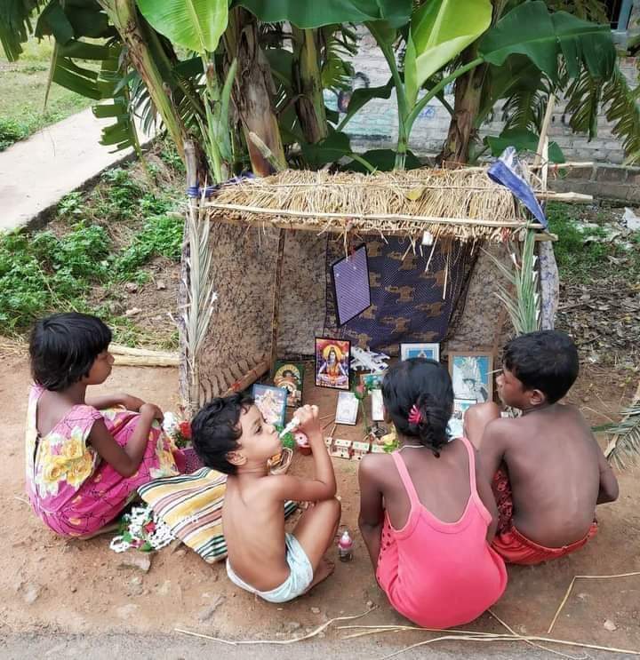 जन्माष्टमी पर्व की सबसे शानदार झांकी और निश्छल मासूम देवत्व धारी भक्त जिनकी पूजा से शेषनाग की शैय्या पर जगत जननी मां लक्ष्मी संग विराजमान सृष्टि पालनहार प्रभु श्री विष्णु भी अपने अवतार कान्हा के प्रति प्रेम और भक्ति देख मुदित हो गये होंगे
जय श्री कृष्णा