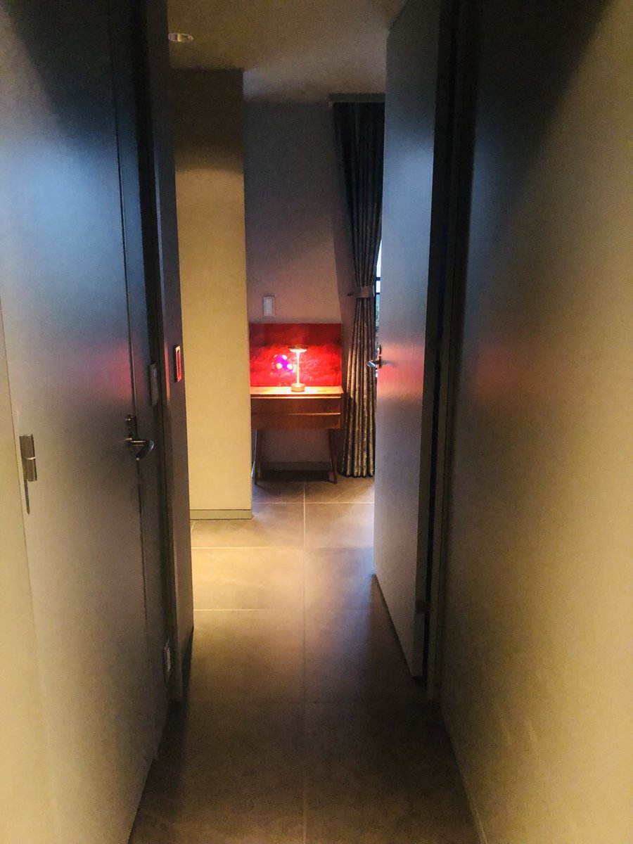 shoheimanabe's tweet photo. ハイパーグルメリポートの
上出遼平さんから頂いた水中写真家の
上出俊作さんの作品を引っ越し祝いで頂き
悪魔の実と呼ばれる海の中の奇跡の写真を事務所の廊下に飾ったら
妖艶な雰囲気になった！素敵！ https://t.co/0j0BO0XGob