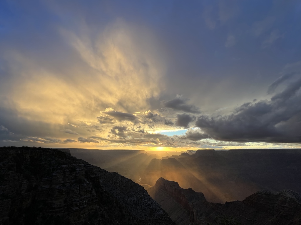 MikeOlbinski's tweet photo. Man. No bolts but what a scene. #azwx @GrandCanyonNPS https://t.co/Pz8gHtTqK4