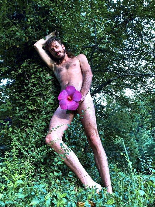 A flower for you, my love. Or do you prefer what&rsquo;s behind it? https://t.co/uQV8SVmyjQ<a href="/tag/naturist"class="tags"><span>#naturist</span></a><a href="/tag/rewilding"class="tags"><span>#rewilding</span></a>