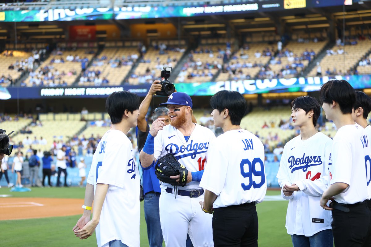 LosDodgers's tweet photo. Realizando el primer lanzamiento en la noche de herencia Coreana 🇰🇷, ➡️ @ENHYPEN. 🙌

#SiempreLA https://t.co/dyoMgNxNV2