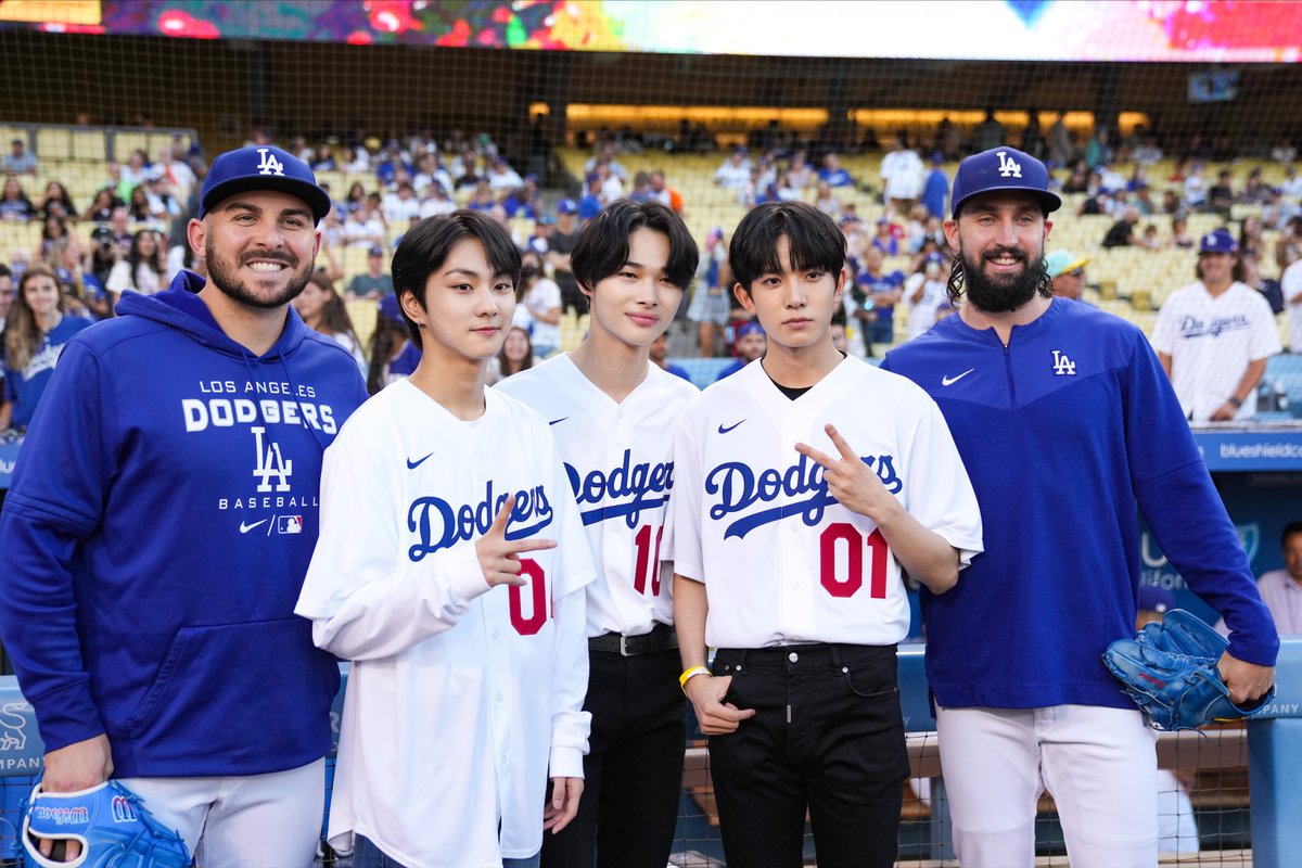 LosDodgers's tweet photo. Realizando el primer lanzamiento en la noche de herencia Coreana 🇰🇷, ➡️ @ENHYPEN. 🙌

#SiempreLA https://t.co/dyoMgNxNV2