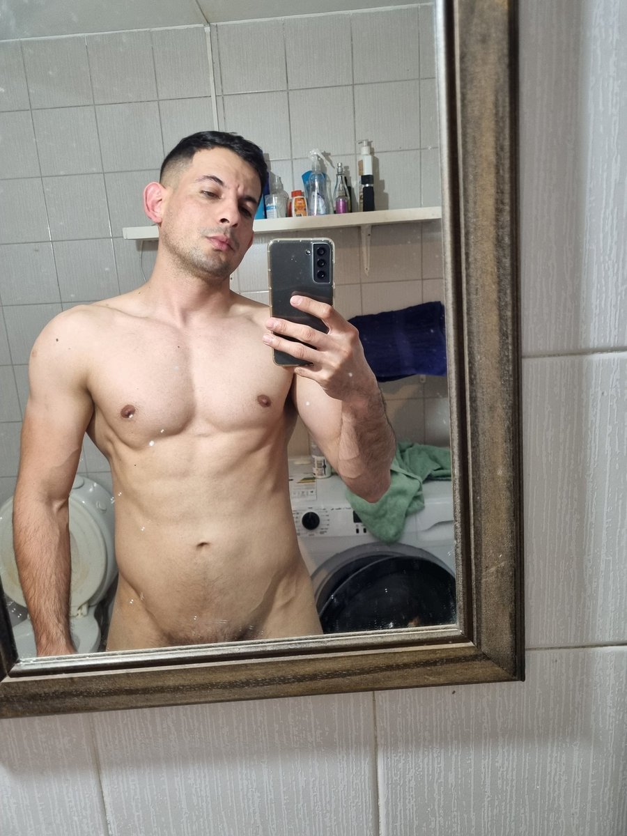 seb4s1a's tweet photo. Bañado y a dormir mañana se labura 👮🏻‍♂️🖤💪🏽 https://t.co/7Wn0LIhRaU