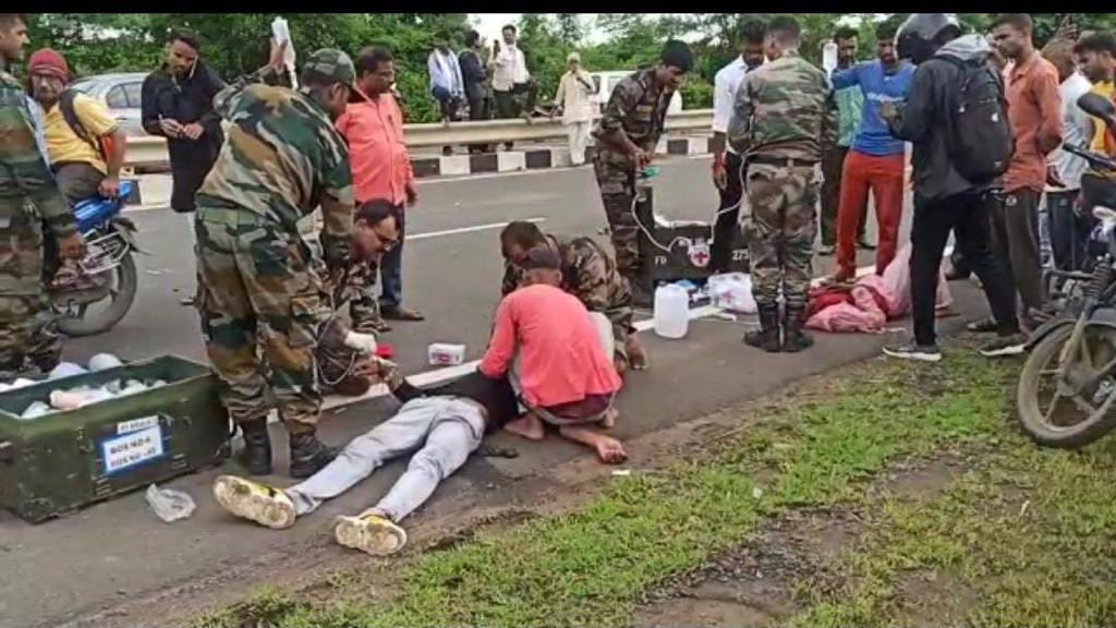 Army Doctor and troops of #Shahbaazdivision turned saviours for the severely injured victims of a road accident on Saugor Bhopal highway. On site prompt life saving treatment and evacuation helped save precious lives.