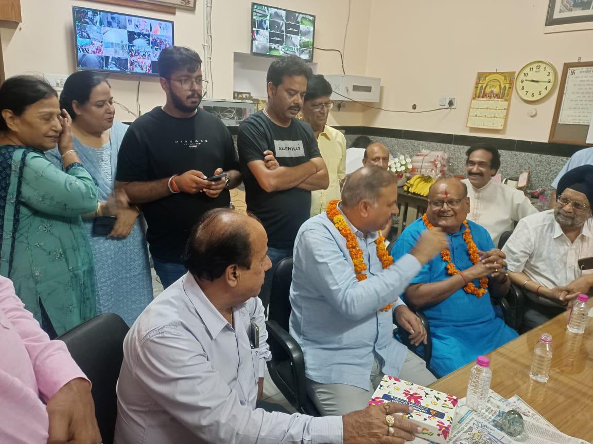 RafeekKhanInc's tweet photo. जन्माष्टमी के अवसर श्रीराम मंदिर में आयोजित श्रीकृष्ण जन्मोत्सव के कार्यक्रम में शिरकत की।इस अवसर पर विधायक @KalicharanSaraf जी सहित अनेक गणमान्य लोग मौजूद रहे।

#MLARafeekKhan
#RajasthanStateCommissionForMinorities https://t.co/dhS3nzuW7b