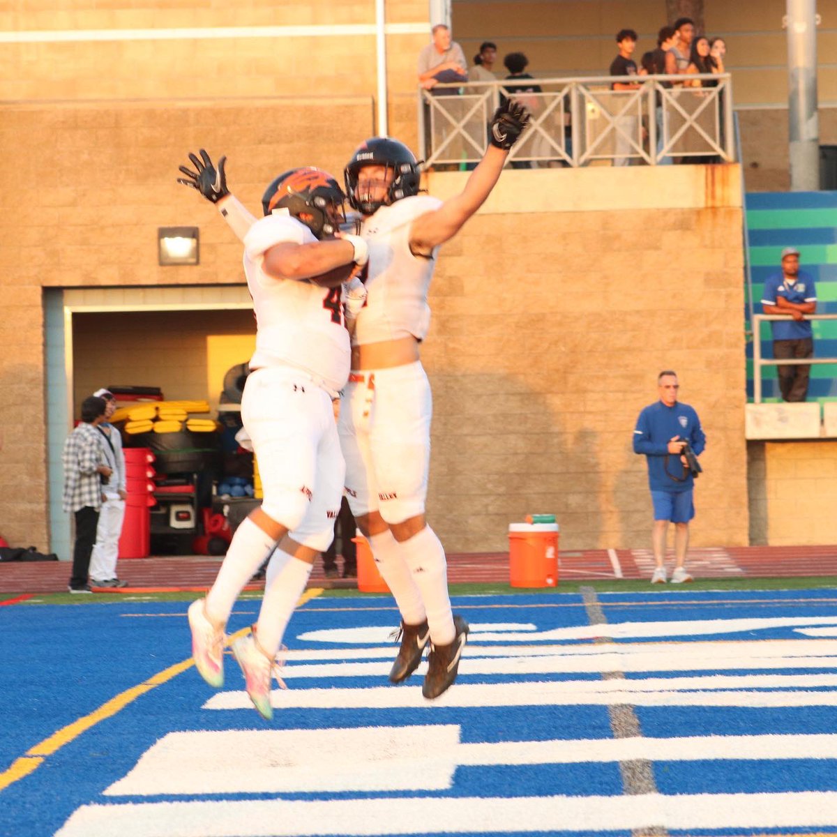 AVSunDevilFB's tweet photo. Mendoza gets us on the board. 7-0. 8:10 left in 1Q. 📸:@devingaveup, @campavhs
🤘#GoDevils #D3 #Playoffs #CIF #SunDevilPrideIsContagious #limeman #7on #7on7 https://t.co/xh4YZlnQlU
