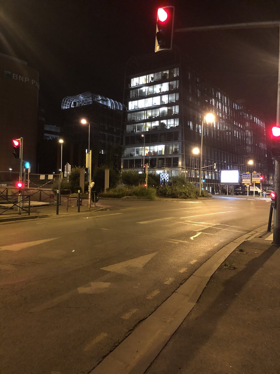 ALICHERY1970's tweet photo. On nous parle d’économie d’énergie ! Pourtant des bureaux restent allumés toute la nuit! @Ecologie_Gouv https://t.co/FAZIEsZDNH