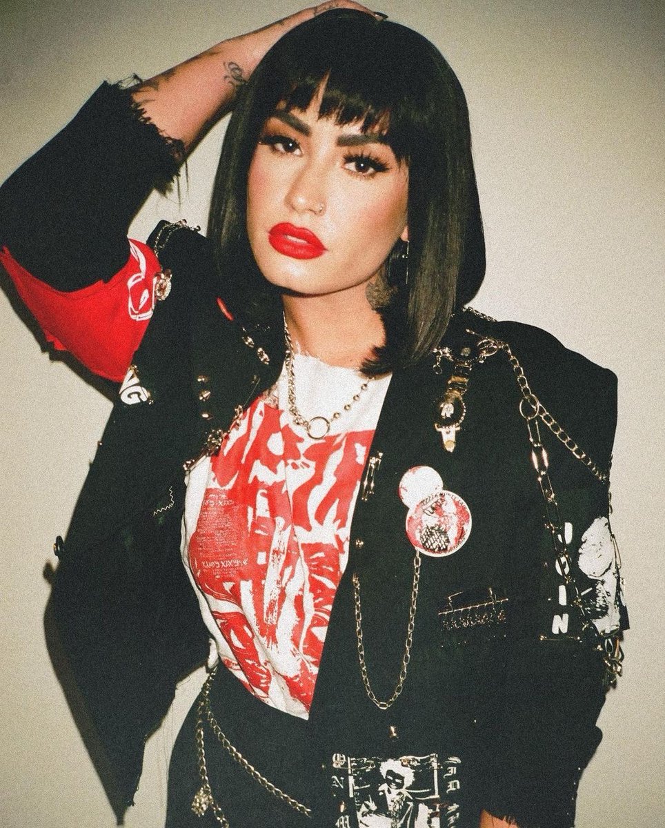 Demi Lovato, uma das maiores vozes da indústria na atualidade, está completando 30 anos no dia de hoje.

Com muitos hits memoráveis, Demi é um dos grandes nomes de sua geração e lançou recentemente o seu novo álbum #HolyFvck
