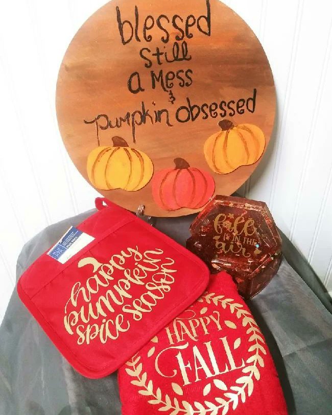 I KNOW Y'ALL LIKE FREE STUFF! Take a minute at most, to follow these instructions on how to win a Fall Bundle ❤🧡💛🍁🍂👇🏽 
#smallbusiness #handmadewithlove #handcraftedhomedecor #SunBeamz