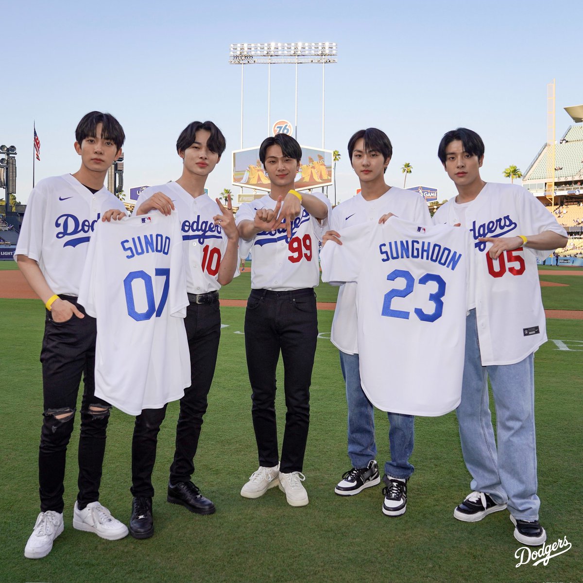 Harukim on X: @Dodgers @PRODBYENGENE @ENHYPEN Sunoo and Sunghoon jerseys😭😭😭  ENHYPEN HITS THE FIRST PITCH #ENHYPENinLA #ENHYPEN @ENHYPEN_members  @ENHYPEN  / X