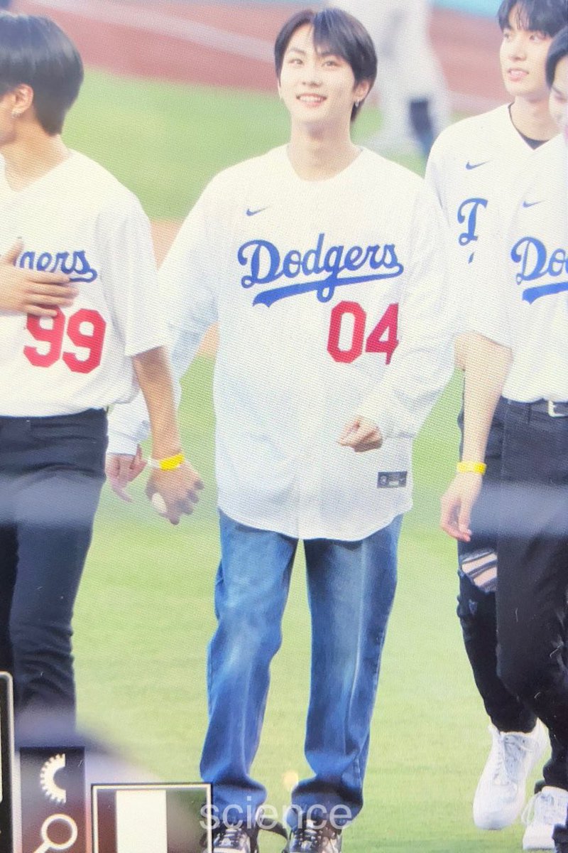 ENHYPEN FANSITE on X: [PREVIEW] 220819 Jungwon – LA Dodger Stadiun  cr.@/science0209 #엔하이픈 #ENHYPEN #정원 #JUNGWON @ENHYPEN @ENHYPEN_members   / X