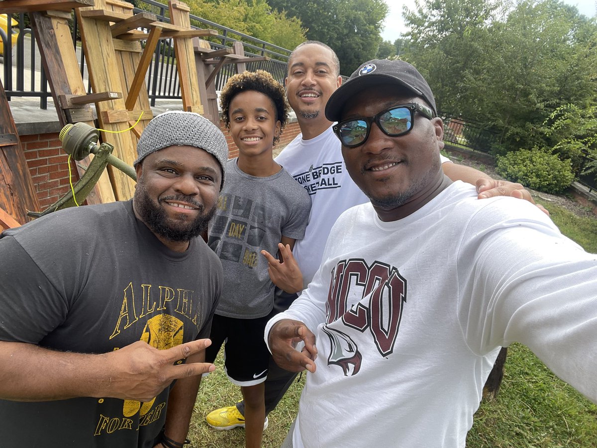 I wanna thank My Brothers <a href="/DeonTemne/">🇸🇱Deon Temne🇨🇲</a> &amp; <a href="/breonhamlett/">B Hamlett</a> &amp; Son Desten for your help in the <a href="/NorthsideES/">Northside Elementary</a> Garden today! You guys gave up your time today to help me battle and break a sweat in the #overgrown meadow. #navigatornation Thanks You! Leads me to think 🤔 💭 what’s our next 😂