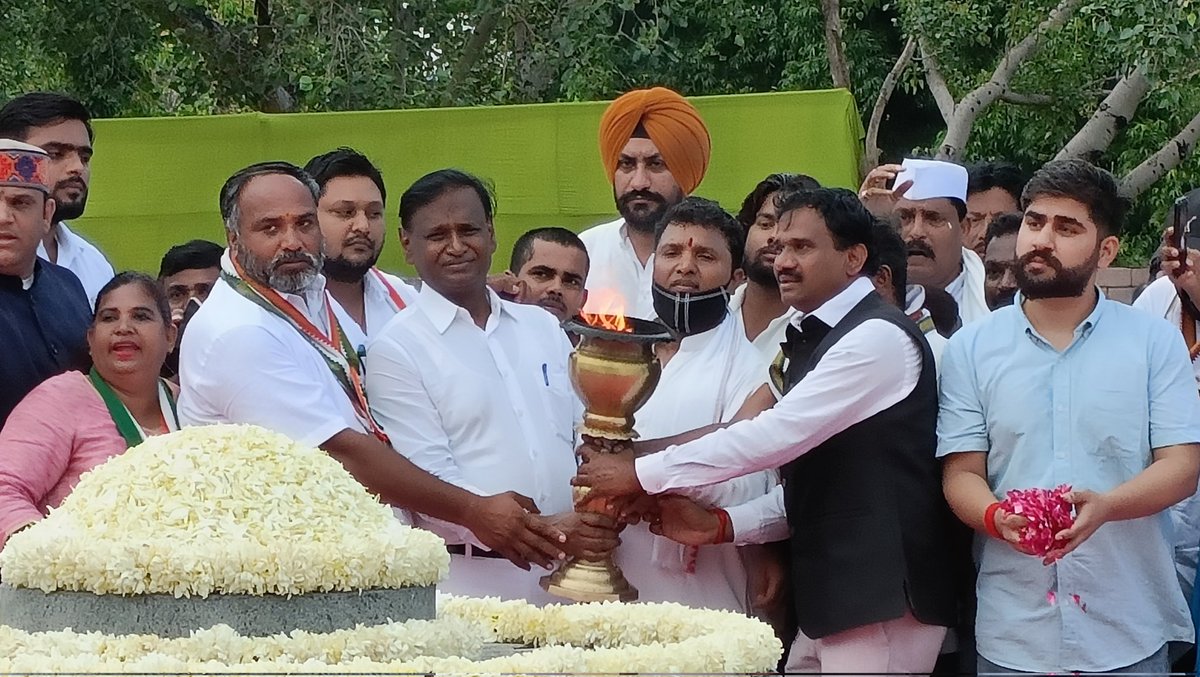 21वीं सदी में भारत को आधुनिकीकरण के पथ पर ले जाने वाले, करोड़ों युवाओं के प्रेरणास्रोत,  सद्भावना और बलिदान की पहचान, शांतिदूत तथा राष्ट्र निर्माता, भारत रत्न राजीव गांधी जी के 78वें जन्म दिवस पर श्रद्धांजलि देने के लिए वीरभूमि पहुंचे #kkc के राष्ट्रीय अध्यक्ष <a href="/dr_uditraj/">Dr. Udit Raj</a> जी ।