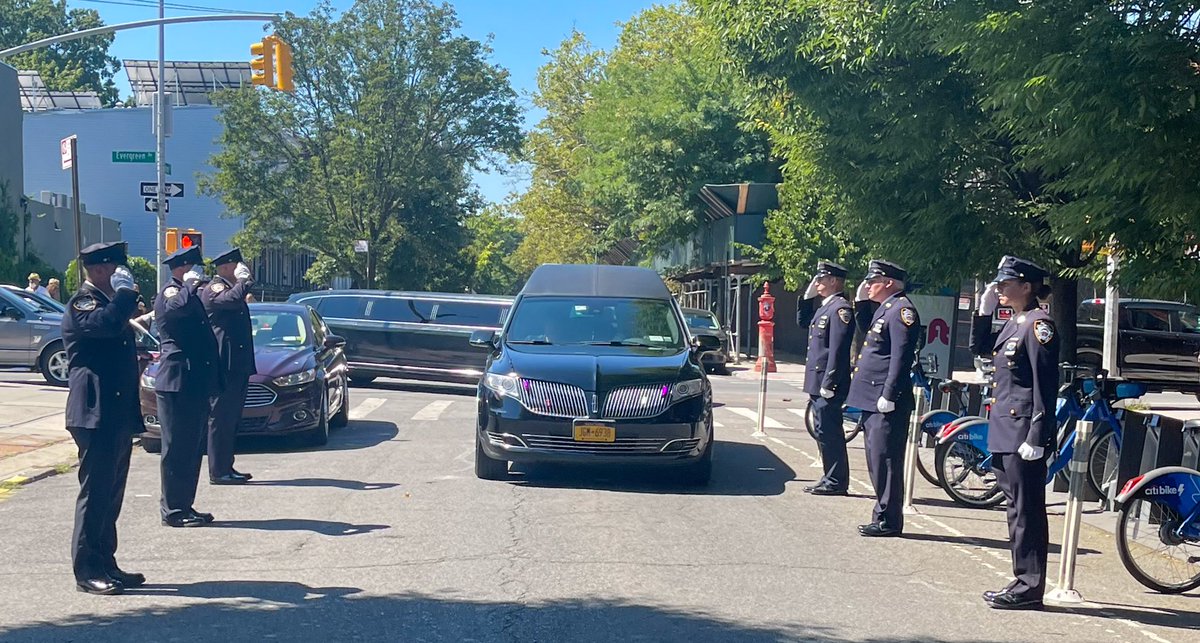 NYPDCeremonial's tweet photo. Police Officer Lawrence Edward Tribble “Tibbie” retired in 1980 from the @NYPDDetectives District Attorneys Squad and passed away on August 8, 2022. Today, he was carried to his final resting place. May he rest in eternal peace. #NeverForget 
@NYCPBA 
@NYPDnews https://t.co/3TjZkYHea7