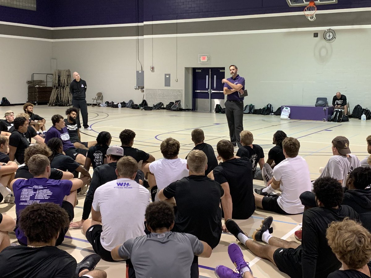 WinonaState_FB's tweet photo. WSU Director of Security Chris Cichosz spoke with our team tonight. Thank you for investing in our student-athletes! #GGT⚔️ https://t.co/OxNnmVGhmP