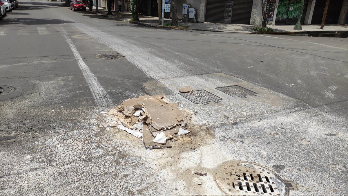 kazteyon's tweet photo. En el cruce de Marcelino Dávalos y Toribio Medina, de la colonia Algarín, de la @AlcCuauhtemocMx hay un tremendo bache, junto a un depósito de agua, que esperemos que pronto @SandraCuevas_ pueda corregir, porque se puede convertir en un problema de salud pública
#NoMasBaches https://t.co/f6117He12w