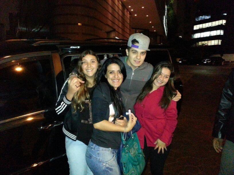 spteviveluan's tweet photo. dois de julho de dois mil e treze. 
quase 10 anos desse abraço.
te amo @luansantana https://t.co/dQNMNq5uxD