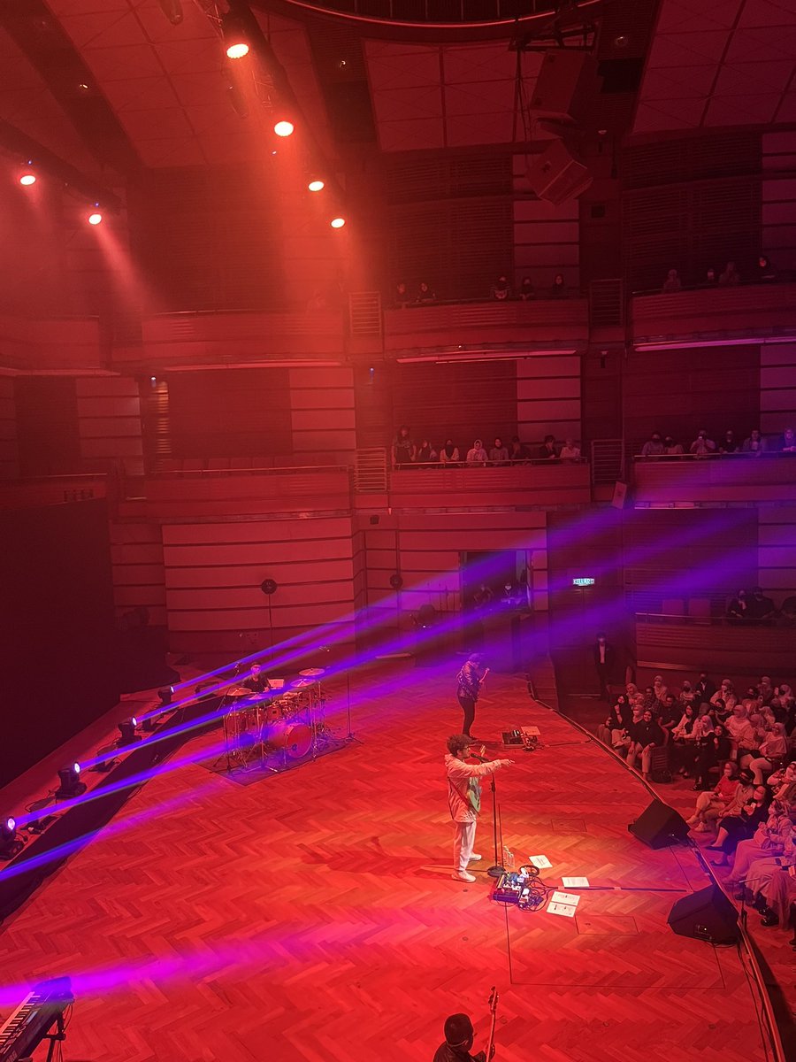 debbieyaw's tweet photo. Second time seeing @KuntoAjiW live and still the same girl crying to Pilu Membiru. My first time discovering Mas was in @WeTheFest 2019! Truly an  amazing night #jom300lagu https://t.co/DGvcfIERP4