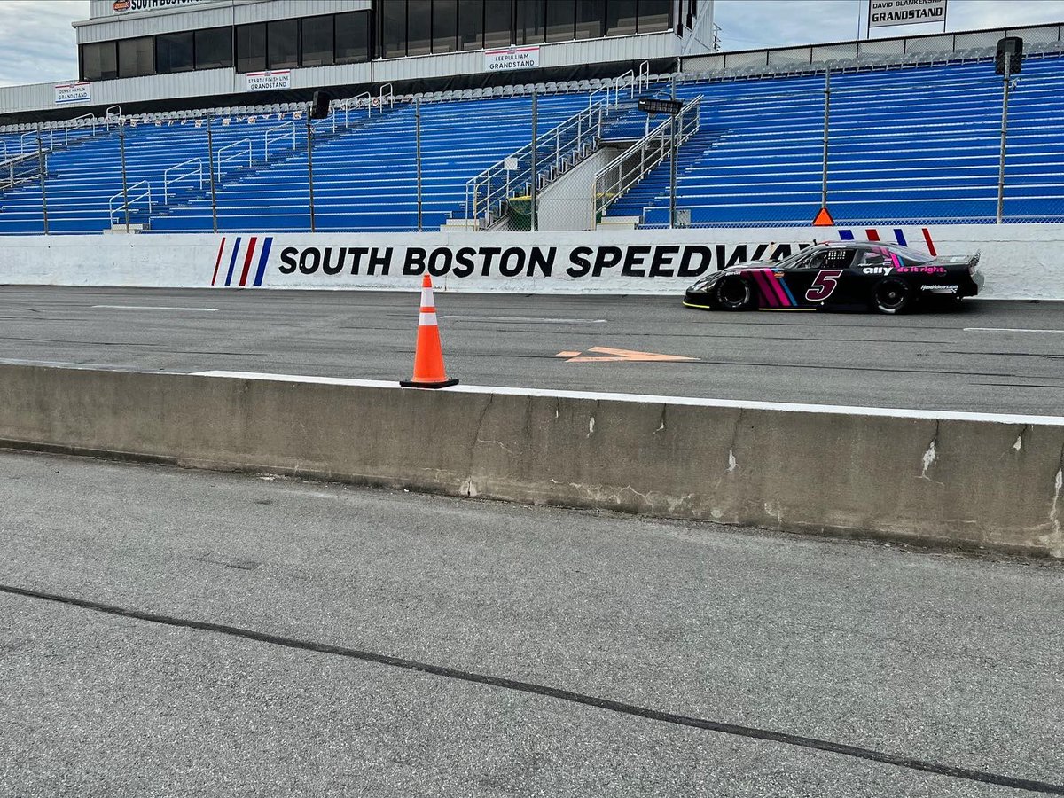 racerkvandyke15's tweet photo. That’s a wrap for @Jaiden_Reyna_ on practice, he did good for his first time at SoBo & is ready to race for the win(s) tomorrow night
#kresvandykeracing #kvr #dfd #teamkvr #naaws #nascar2022 #mytrackmyroots #shorttrackracing #jaidenreynaracing #ally #allyracing #sobospeedway65th https://t.co/CqzTzEFsLI