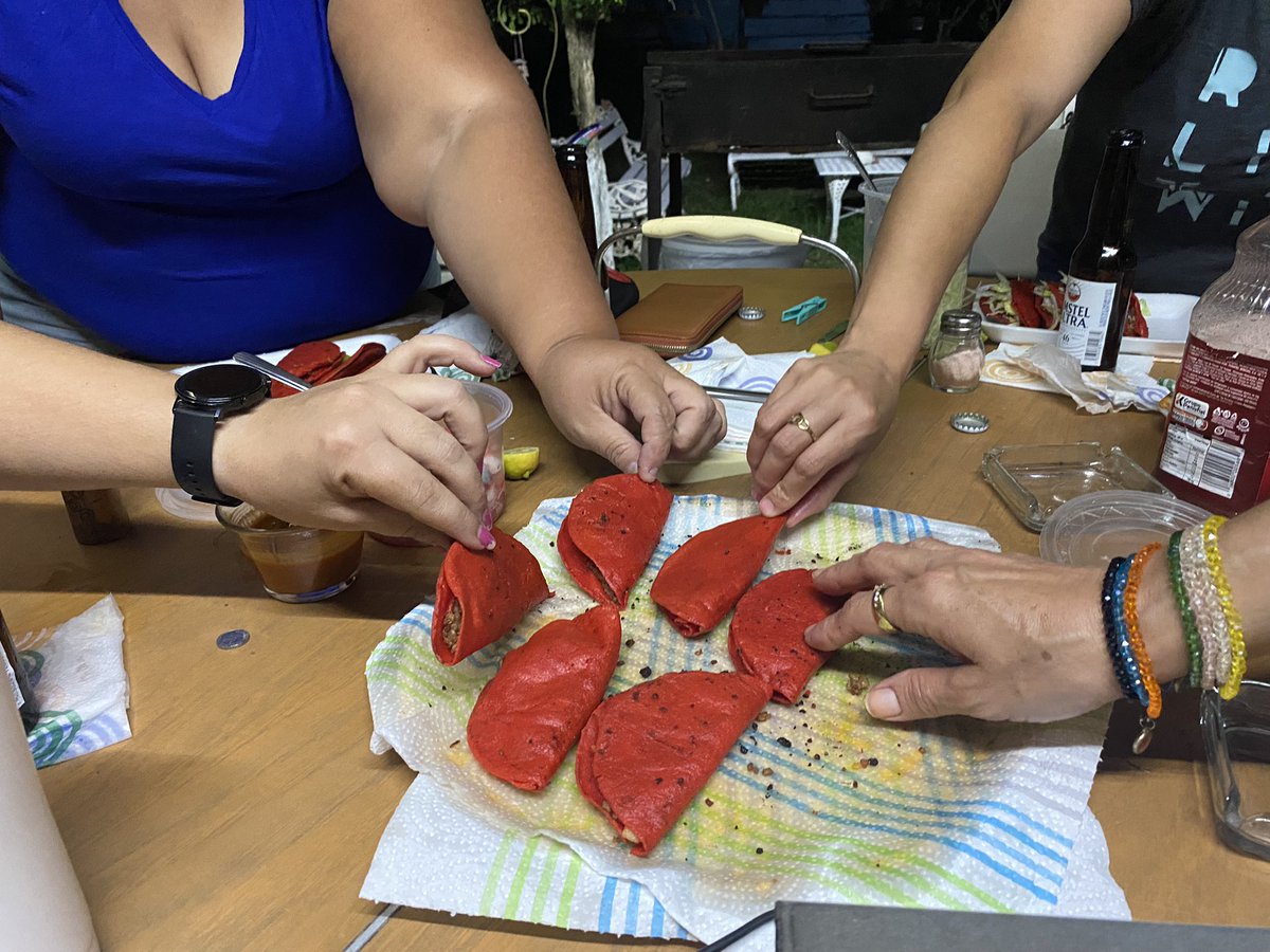 LuTamez's tweet photo. Cenita de taquitos rojos 😋 que hizo @adfg1507 😋 https://t.co/Z5WlFpjdEG
