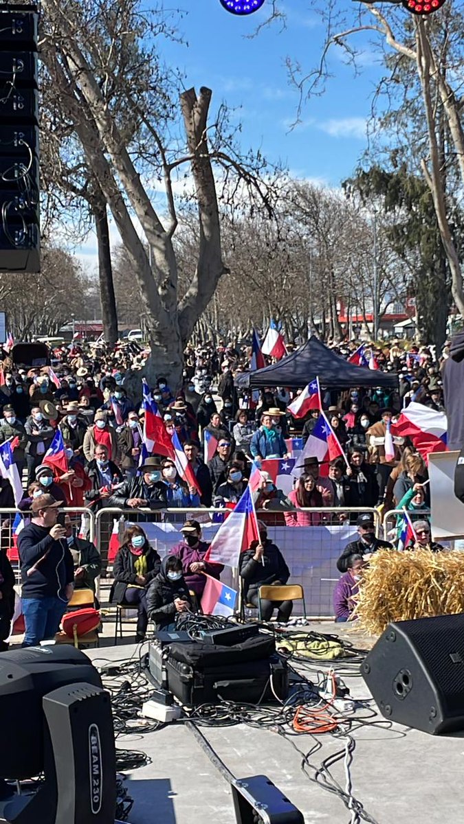 Luzma_Ossa's tweet photo. Y ....  
Yo #Rechazo 
Tu #Rechazas
Todos #Rechazamos
Porque Amamos nuestra tierra, nuestras tradiciones, nuestra Patria, 
Porque somos millones los 
Chilenos mestizos 
Que no queremos Constitutciones separatistas impuestas por 
INTERESES FORANEOS https://t.co/lyLspNCUVV